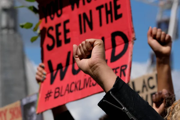 Demonstranten Steken Hun Vuist Tijdens Een Racistisch Protest Tegen Rassenongelijkheid — Stockfoto