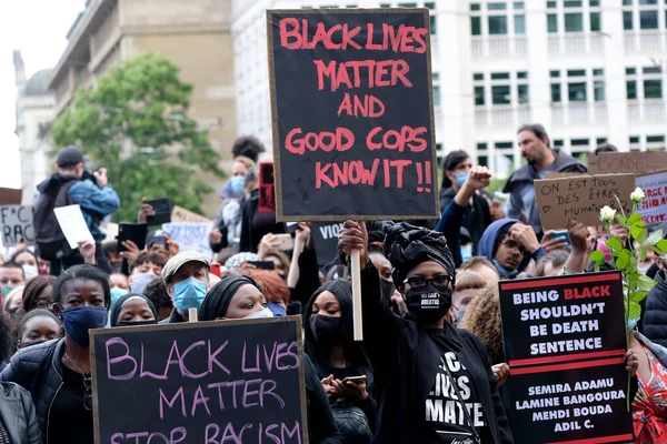 Manifestantes Alzan Puño Durante Una Protesta Antirracista Contra Desigualdad Racial —  Fotos de Stock