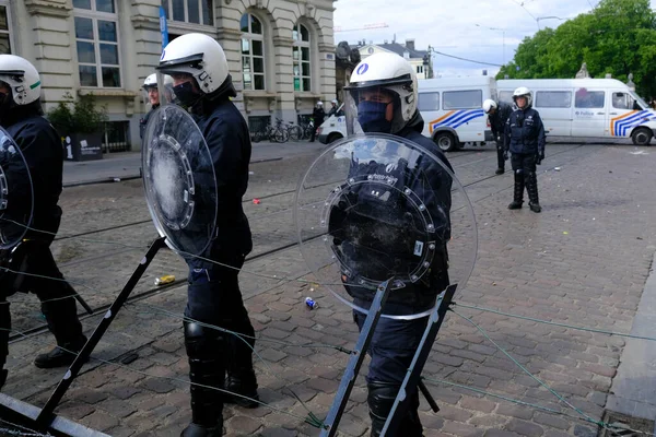 Çevik kuvvet, George Floyd 'un Brüksel, Belçika' da öldürülmesi sonrasında ırkçılık karşıtı bir protesto sırasında bölgeyi emniyete aldı. 7, 2020.