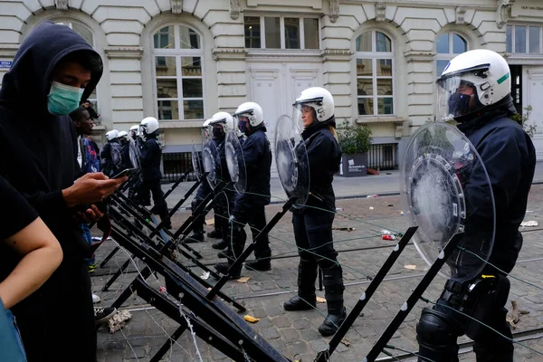 Policja Zajmująca Się Zamieszkami Zabezpiecza Teren Podczas Protestu Przeciwko Nierówności — Zdjęcie stockowe