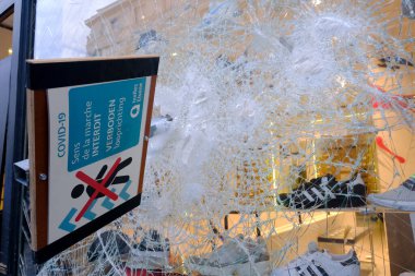 Belçika 'nın merkezinde 7 Haziran 2020' de George Floyd 'un Minneapolis' teki polis gözetimindeki ölümünün ardından siyahi hayatlar önemli Belçika 'nın düzenlediği ırksal eşitsizliğe karşı düzenlenen protesto sırasında hasarlı bir mağaza vitrini resmedildi..
