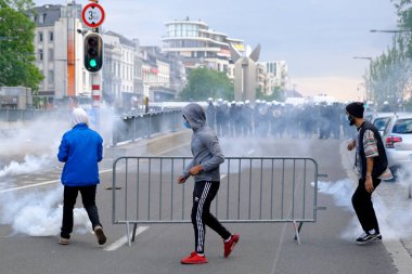 Siyahi Yaşamlar Meselesi protesto mitinginde protestocuları dağıtmak için çevik kuvvet tarafından atılan göz yaşartıcı gaz, 7 Haziran 2020 Pazar günü Brüksel, Belçika 'da.