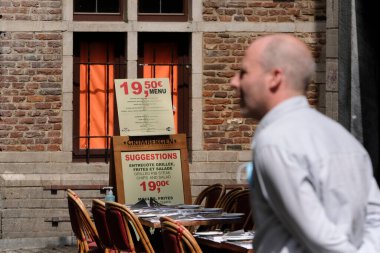 8 Haziran 2020 'de Brüksel, Belçika' da haftalarca süren tecrit kısıtlamalarının ardından restoranlar ve barlar tekrar açılırken, bir erkek boş bir turistik alana giriyor.. 