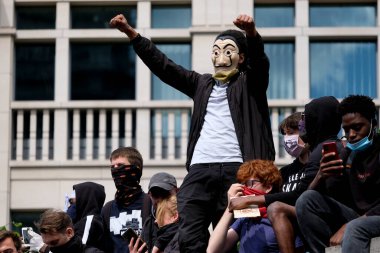 Siyahi Yaşamlar Önemi Protesto Yürüyüşü sırasında göstericiler, 7 Haziran 2020 Pazar günü Brüksel, Belçika 'da.