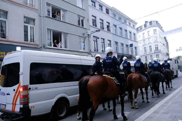 Politieagenten Van Belgische Politie Patrouilleren Hun Paarden Tijdens Een Protest — Stockfoto