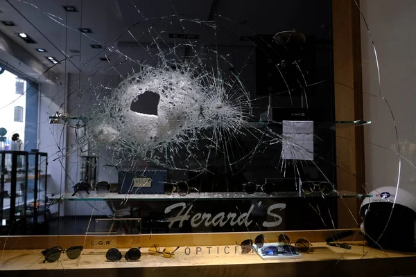 Belçika 'nın merkezinde 7 Haziran 2020' de George Floyd 'un Minneapolis' teki polis gözetimindeki ölümünün ardından siyahi hayatlar önemli Belçika 'nın düzenlediği ırksal eşitsizliğe karşı düzenlenen protesto sırasında hasarlı bir mağaza vitrini resmedildi..