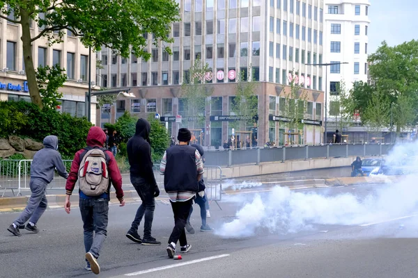 Gas Lacrimógeno Lanzado Por Policía Antidisturbios Para Dispersar Los Manifestantes — Foto de Stock