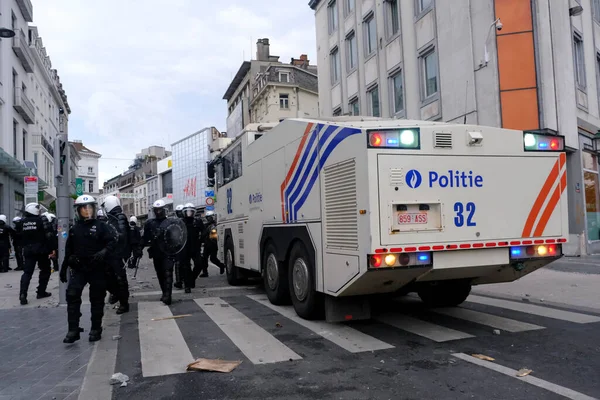 暴動警察は 2020年6月7日 日曜日 にベルギーのブリュッセルで開催されたブラック ライフ マターの抗議集会の間 デモ隊に対して水筒を使用します — ストック写真