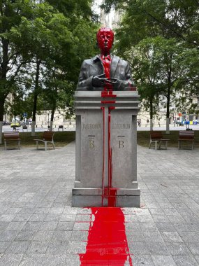 12 Haziran 2020 'de çekilen bir fotoğrafta, Belçika Kralı Baudouin' in tahrip edilmiş heykeli (1930 - 1993), Brüksel 'in merkezinde Saint Michael ve Gudula Katedrali önünde gösteriliyor..