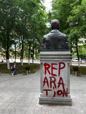 12 Haziran 2020 'de çekilen bir fotoğrafta, Belçika Kralı Baudouin' in tahrip edilmiş heykeli (1930 - 1993), Brüksel 'in merkezinde Saint Michael ve Gudula Katedrali önünde gösteriliyor..
