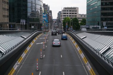 Brüksel 'in merkez caddesinde trafik sıkışık, Belçika' da Jun. 12, 2020