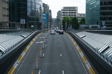 Brüksel 'in merkez caddesinde trafik sıkışık, Belçika' da Jun. 12, 2020