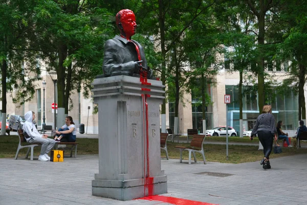 Gente Pasa Frente Busto Del Rey Bélgica Baudouin Siendo Vandalizado — Foto de Stock