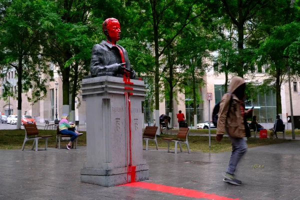 Gente Pasa Frente Busto Del Rey Bélgica Baudouin Siendo Vandalizado — Foto de Stock