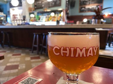 12 Haziran 2020 'de Brüksel, Belçika' da tipik bir Belçika barında bir bardak Chimay Trappist birası.