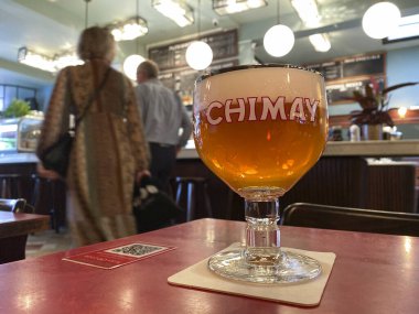 12 Haziran 2020 'de Brüksel, Belçika' da tipik bir Belçika barında bir bardak Chimay Trappist birası.