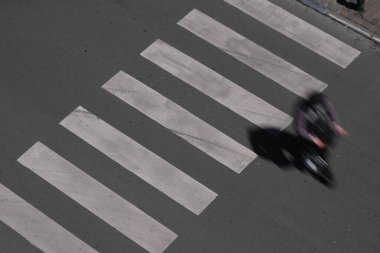 Bisikletçi 13 Haziran 2020 'de Brüksel, Belçika' da bisiklet sürüyor.