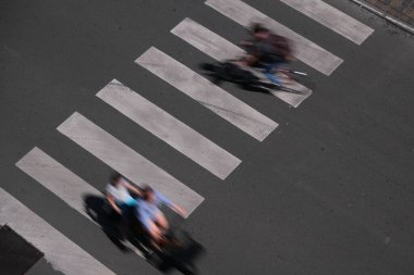 Bisikletçi 13 Haziran 2020 'de Brüksel, Belçika' da bisiklet sürüyor.