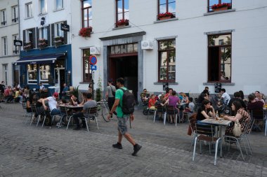 13 Haziran 2020 'de Brüksel, Belçika' daki HORECA sektörü yeniden açılırken, müşteriler bar / restoran terasından yararlanıyor..