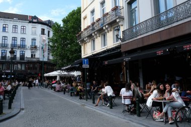 13 Haziran 2020 'de Brüksel, Belçika' daki HORECA sektörü yeniden açılırken, müşteriler bar / restoran terasından yararlanıyor..