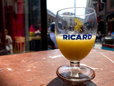 Brüksel 'de, Belçika' da, Brüksel 'de ahşap bir masada pastis, anason ve meyan kökü aromalı aperatif olan bir bardak Ricard. 15, 2020
