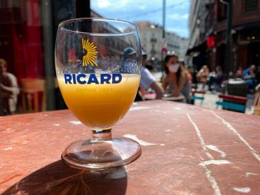 Brüksel 'de, Belçika' da, Brüksel 'de ahşap bir masada pastis, anason ve meyan kökü aromalı aperatif olan bir bardak Ricard. 15, 2020