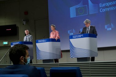 Brüksel, Belçika. 17 Haziran 2020. Başkan Yardımcısı Margrethe Vestager ve Komisyon Üyesi Thierry Breton 'un yabancı sübvansiyonlar hakkında düzenlediği basın toplantısı.
