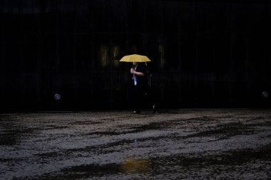 Belçika 'da 17 Haziran 2020' de meydana gelen yaz fırtınası sırasında insanlar Brüksel 'in merkezinde yürüyorlar..