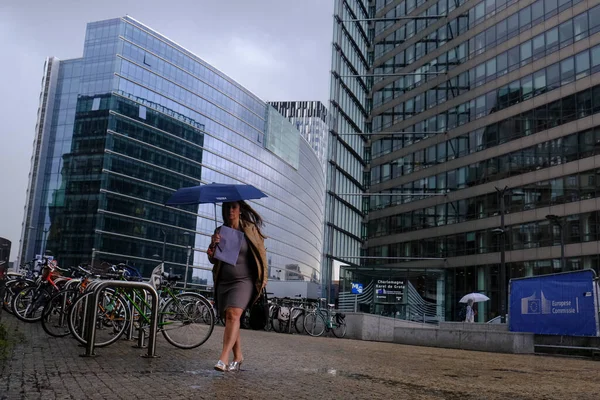 2020 벨기에에서 여름철 폭풍이 몰아치는 사람들은 브뤼셀 중심부의 거리를 걷는다 — 스톡 사진