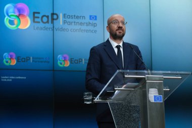 Brüksel, Belçika. 18 Haziran 2020. Avrupa Konseyi Başkanı Charles Michel, video konferansı yoluyla düzenlenen AB-Doğu Ortaklık Liderleri zirvesi sonrasında basın toplantısına katıldı.