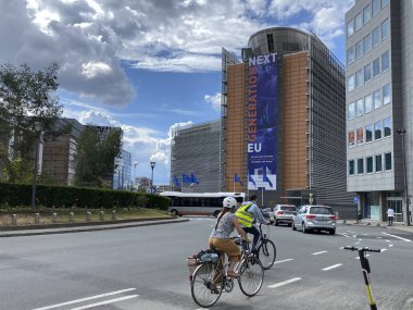 18 Haziran 2020 'de Brüksel, Belçika' daki AB Karargahı önünden bisikletle geçen bir sürücü