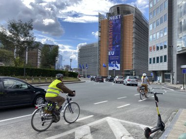 18 Haziran 2020 'de Brüksel, Belçika' daki AB Karargahı önünden bisikletle geçen bir sürücü