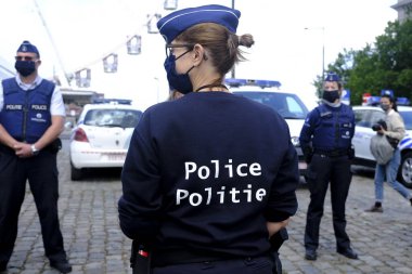 Brüksel, Belçika. 19 Haziran 2020. Belçikalı polis memurları polise karşı düzenlenen bir protestoda yer aldı ve Adalet Sarayı önünde medyada polis karşıtı bir izlenim oluştu..