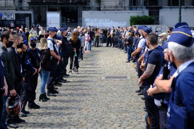 Brüksel, Belçika. 19 Haziran 2020. Belçikalı polis memurları polise karşı düzenlenen bir protestoda yer aldı ve Adalet Sarayı önünde medyada polis karşıtı bir izlenim oluştu..