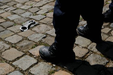 Brüksel, Belçika. 19 Haziran 2020. Polis memurları tarafından yerde bırakılan kelepçeler, polise karşı düzenlenen bir protesto şiddet eylemi ve medyada polis karşıtı algılanan bir tavır sırasında resmedildi.