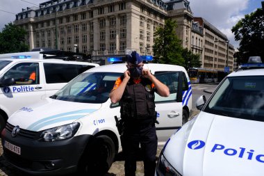 Brüksel, Belçika. 19 Haziran 2020. Belçikalı polis memurları polise karşı düzenlenen bir protestoda yer aldı ve Adalet Sarayı önünde medyada polis karşıtı bir izlenim oluştu..