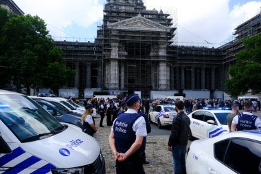 Brüksel, Belçika. 19 Haziran 2020. Belçikalı polis memurları polise karşı düzenlenen bir protestoda yer aldı ve Adalet Sarayı önünde medyada polis karşıtı bir izlenim oluştu..