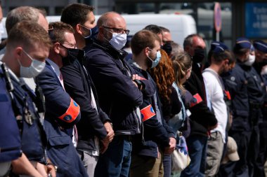 Brüksel, Belçika. 19 Haziran 2020. Belçikalı polis memurları polise karşı düzenlenen bir protestoda yer aldı ve Adalet Sarayı önünde medyada polis karşıtı bir izlenim oluştu..