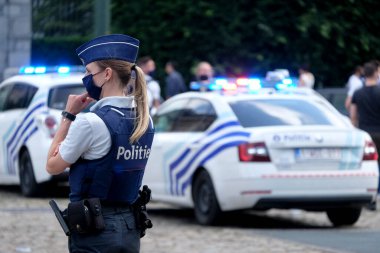 Brüksel, Belçika. 19 Haziran 2020. Belçikalı polis memurları polise karşı düzenlenen bir protestoda yer aldı ve Adalet Sarayı önünde medyada polis karşıtı bir izlenim oluştu..