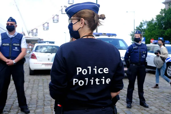 ベルギーのブリュッセル 2020年6月19日 ベルギーの警察官は 司法宮殿の前で警察とメディアで認識反警察感情に対する抗議暴力に参加します — ストック写真