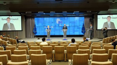 AB Komisyonu Başkanı Ursula Von Der Leyen ve AB Konseyi Başkanı Charles Michel, Avrupa zirvesinin ardından 19 Haziran 2020 'de Brüksel, Belçika' da video konferansı düzenlediler.