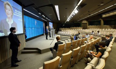 AB Komisyonu Başkanı Ursula Von Der Leyen ve AB Konseyi Başkanı Charles Michel, Avrupa zirvesinin ardından 19 Haziran 2020 'de Brüksel, Belçika' da video konferansı düzenlediler.