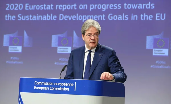 欧州経済委員会のパオロ ジェンティローニは 2020年6月22日にベルギーのブリュッセルで開催されたEuの持続可能な開発目標に向けた進捗状況に関する欧州統計報告書に関する記者会見に出席します — ストック写真