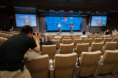 Brüksel, Belçika. 22 Haziran 2020. AB Konseyi Başkanı Charles Michel ve AB Komisyonu Başkanı Ursula von der Leyen, AB-Çin zirvesi sonunda düzenlenen basın toplantısına katıldılar.