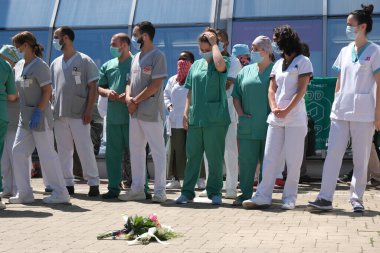 Brüksel, Belçika. 23 Haziran 2020. Ixelles Hastanesi 'nde daha iyi çalışma koşulları çağrısında bulunan bir protestoya sağlık çalışanları da katıldı..