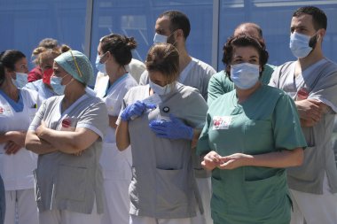 Brüksel, Belçika. 23 Haziran 2020. Ixelles Hastanesi 'nde daha iyi çalışma koşulları çağrısında bulunan bir protestoya sağlık çalışanları da katıldı..