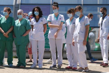 Brüksel, Belçika. 23 Haziran 2020. Ixelles Hastanesi 'nde daha iyi çalışma koşulları çağrısında bulunan bir protestoya sağlık çalışanları da katıldı..