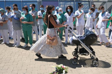 Brüksel, Belçika. 23 Haziran 2020. Ixelles Hastanesi 'nde daha iyi çalışma koşulları çağrısında bulunan bir protestoya sağlık çalışanları da katıldı..
