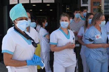 Brüksel, Belçika. 23 Haziran 2020. Ixelles Hastanesi 'nde daha iyi çalışma koşulları çağrısında bulunan bir protestoya sağlık çalışanları da katıldı..