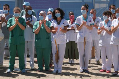 Brüksel, Belçika. 23 Haziran 2020. Ixelles Hastanesi 'nde daha iyi çalışma koşulları çağrısında bulunan bir protestoya sağlık çalışanları da katıldı..